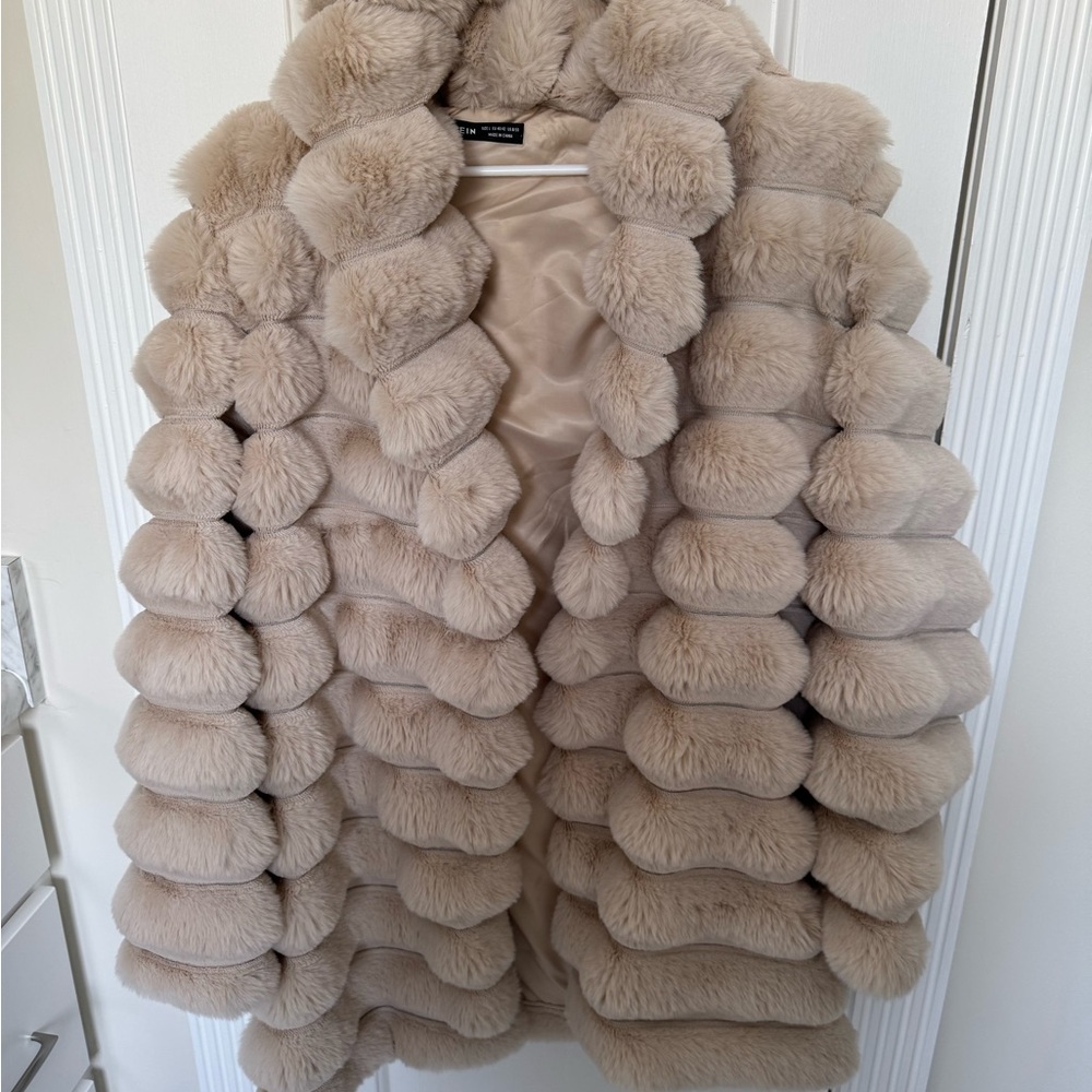 Chic Faux Fur Coat in Beige